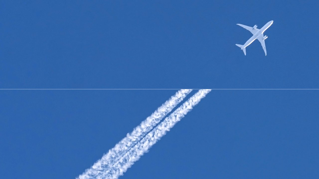 AI contrail prediction system visualization showing how flights avoid contrail-forming zones
