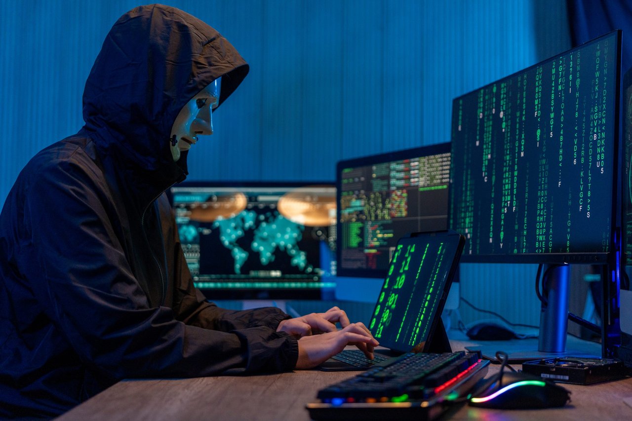 Security analysts monitoring AI-powered cyberattack trends and Anthropic Mythos vulnerability data in a global cybersecurity operations center, 2026