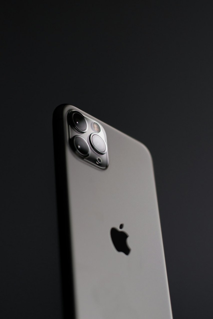 iPhone 18 iOS 27 Siri AI provider selection screen: Google Gemini, OpenAI ChatGPT, and Anthropic Claude